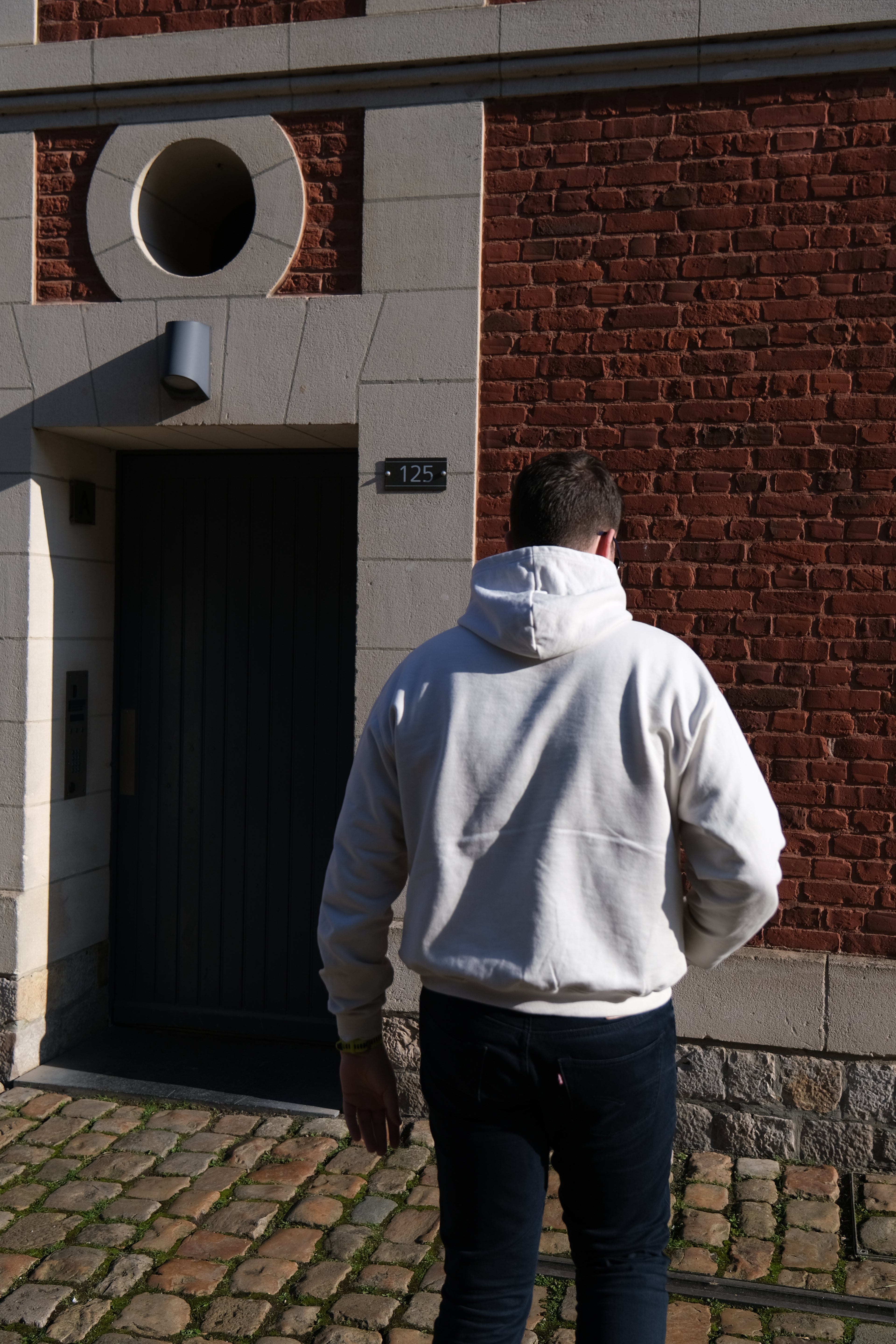 homme de dos hoodie urbain